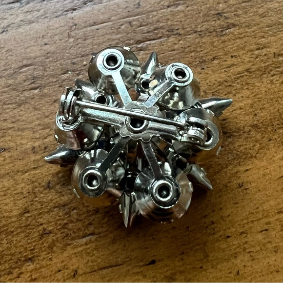 Vintage pronged brooch with light and medium blue glass beads - Picture 2 of 3